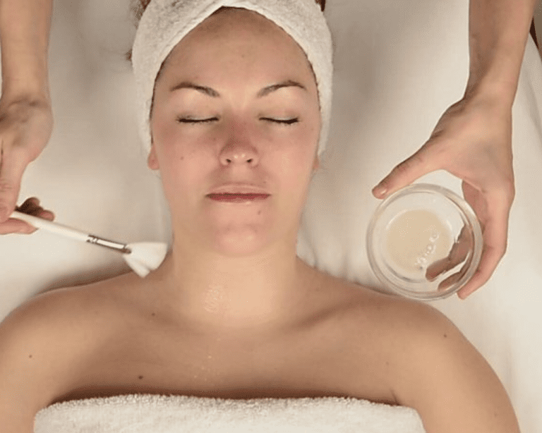 Aclaramiento de cuello con láser y peeling para reducir manchas oscuras