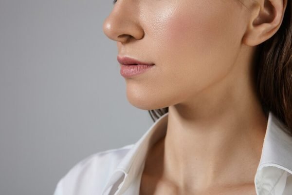 personas-feminidad-belleza-estilo-concepto-moda-imagen-recortada-mujer-desconocida-piel-brillante-labios-rosados-posando-contra-pared-copyspace-blanco-vestida-camisa-formal-seda-blanca_343059-3181 personas-feminidad-belleza-estilo-concepto-moda-imagen-recortada-mujer-desconocida-piel-brillante-labios-rosados-posando-contra-pared-copyspace-blanco-vestida-camisa-formal-seda-blanca_343059-3181
